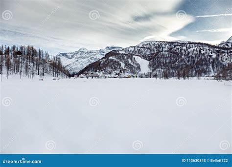 Bergdorf im Winter stockbild. Bild von senke, winter - 113630843