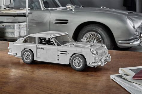 LEGO James Bond Aston Martin DB5 Is Loaded With Gadgets Like It Should