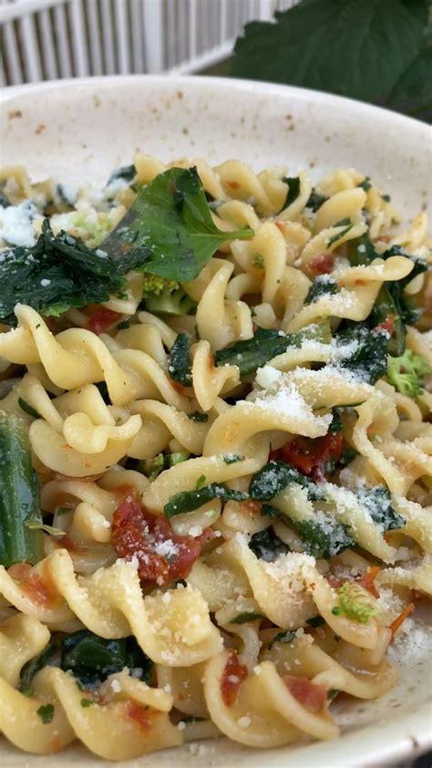 Fusilli with Spinach and Sundried Tomatoes | Healthy recipes, Veggie ...