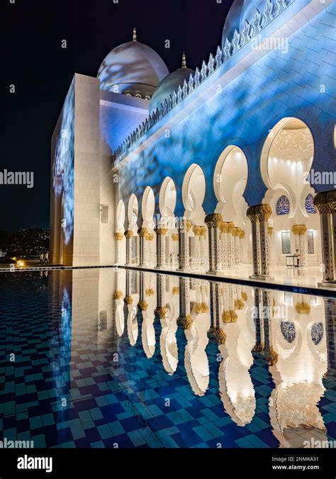 The Sheikh Zayed Grand Mosque at night, in Abu Dhabi, United Arab ...