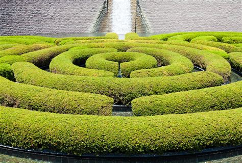 48 "Mind-Boggling" Hedge Maze & Garden Labyrinth Designs (Pictures)