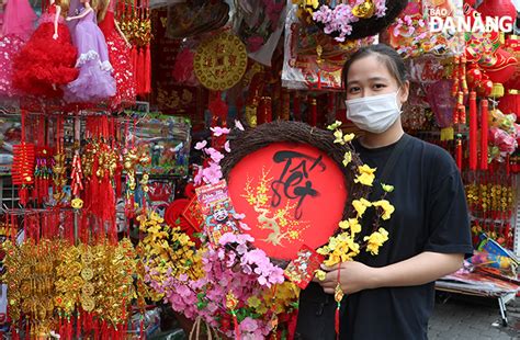 A variety of Tet decorations on sale in Da Nang - Da Nang Today - News ...