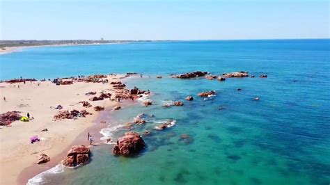 La playa colorada y de agua cristalina, cerca de Las Grutas, que es un ...