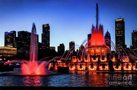 Buckingham fountain in red as the twilight sky turns purple. Photograph ...