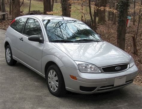 2005 Ford Focus ZX5 SES - 4dr Hatchback 2.0L Manual