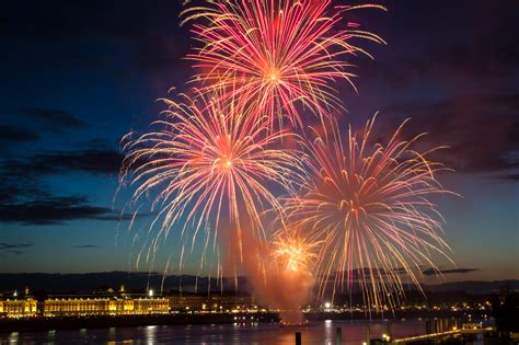 Feu d’artifice sur Bordeaux au couchant | Cédric Charbonnel - images et ...