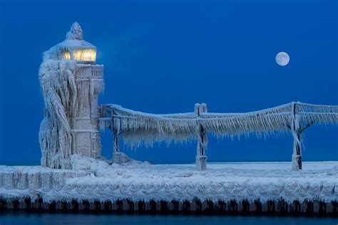 North Pier Lighthouse shrouded in ice, St Joseph, Lake Michigan ...