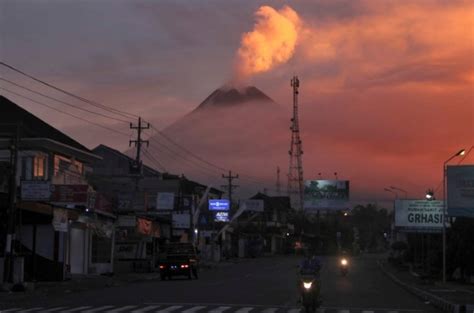 Lava streams from crater as Indonesia’s Mount Merapi erupts | The Asahi ...