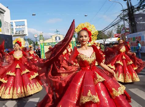 City in Bicol pushes through with festival | Inquirer News