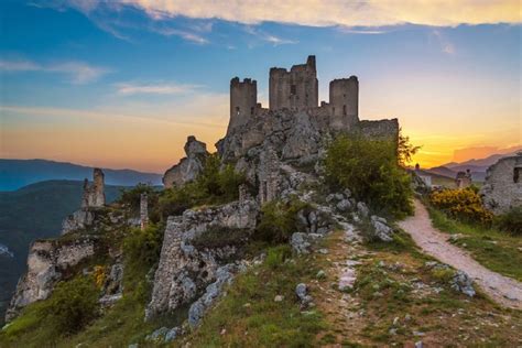 Castello di Rocca Calascio: storia, curiosità e info su come visitarlo ...