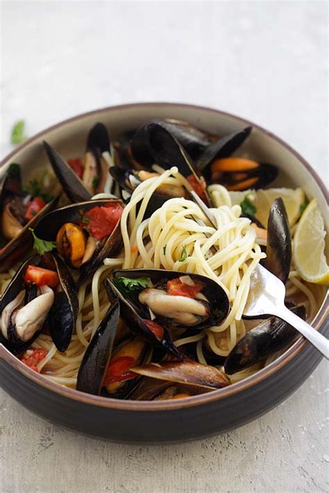 Easy Steamed Mussels | Easy Delicious Recipes