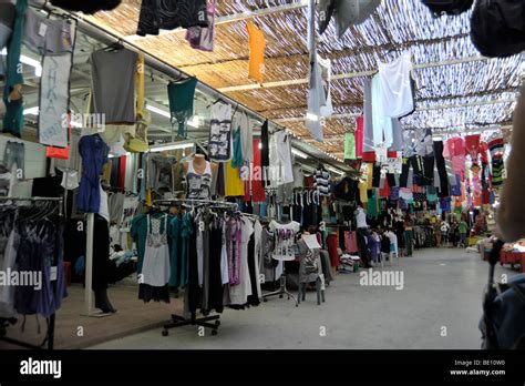 Basar mit gefälschten Kleidung in der Nähe von Kusadasi Türkei ...