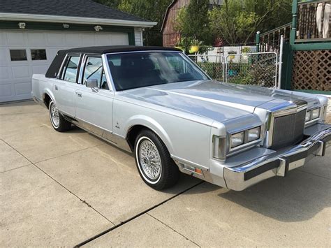 1987 Ford Lincoln Town car - Classic Car - Newport, MI 48166