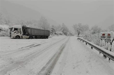 Cadenas por la nieve en ocho carreteras de León y prohibido el paso a ...