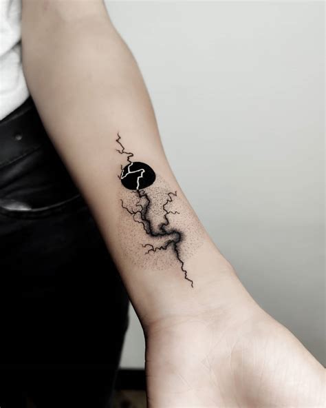 Share 78+ simple lightning tattoo - in.cdgdbentre