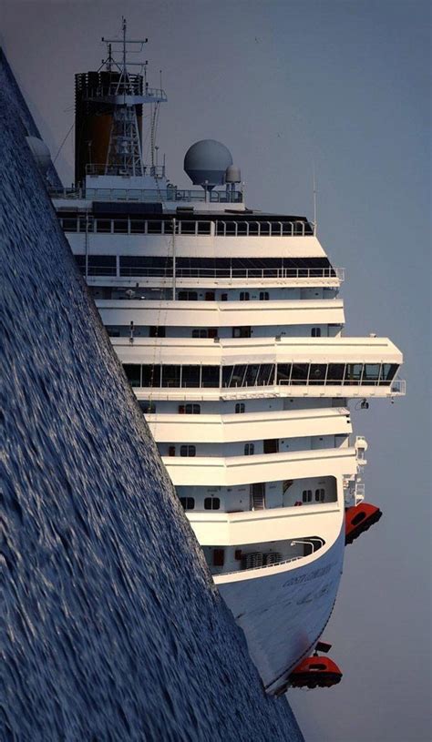 The sinking Costa Concordia photographed by a tilted camera ...