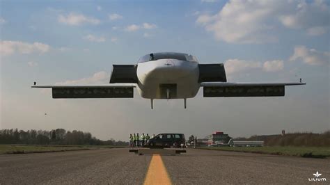 Se det elektriska VTOL-planet Lilium Jets första flygtur. VTOL ...