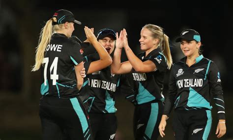 Women's T20 World Cup: New Zealand thrash Sri Lanka to boost semifinal ...