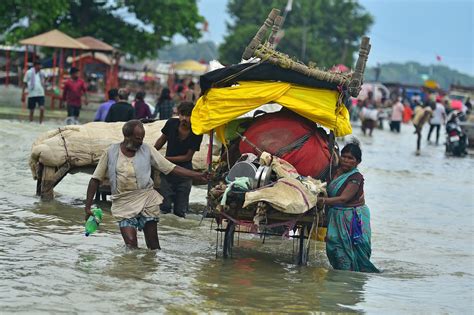 India Braces for More Rain After Floods, Lightning Kill 2,000 - Bloomberg