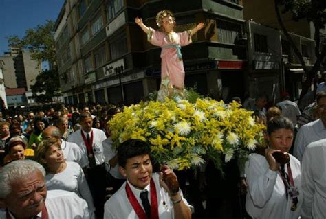 a large group of people standing around a statue in the middle of a ...