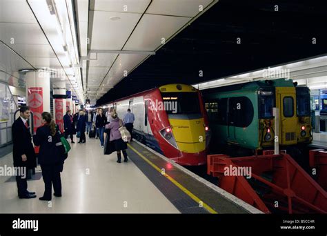 Gatwick airport train station hi-res stock photography and images - Alamy