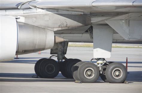 Boeing Landing Gear Stock Photos - Download 5,168 Royalty Free Photos