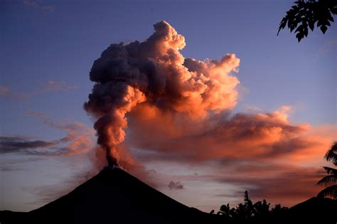 Cool Landforms Of Volcanos Erupting