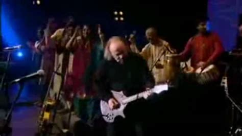 Deliverance Banjo Duel - Indian Style (Bill Bailey) - YouTube