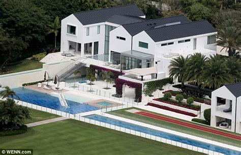 A gaping gap in Tiger Woods' $60 million mansion puts property at risk ...