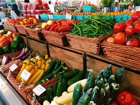 Insider Tips For Cutting Grocery Costs At The Farmers Market