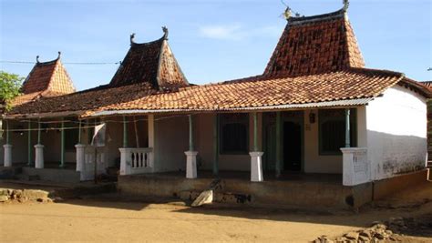 bentuk rumah tradisional sebagian besar disesuaikan dengan - Robert Gray