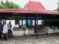 Wali Songo Pilgrimage : Come To Sunan Giri Cemetery And Mosque In ...