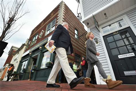 PHOTOS: Chelsea Clinton holds book signing at R.J. Julia Booksellers in ...