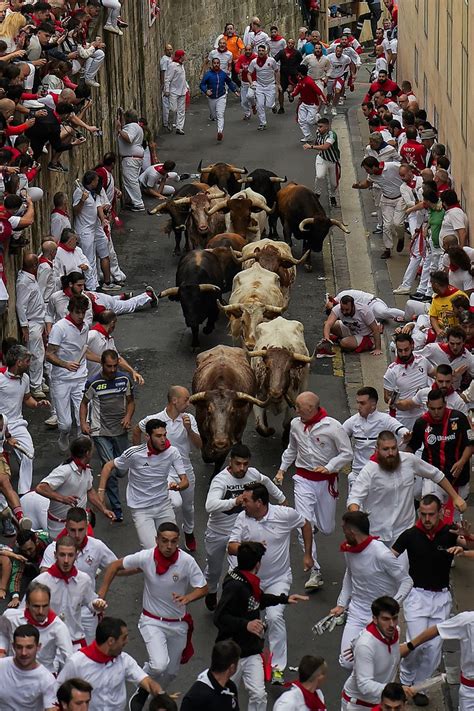 Thousands take part in first running of the bulls in Spain's San Fermin ...