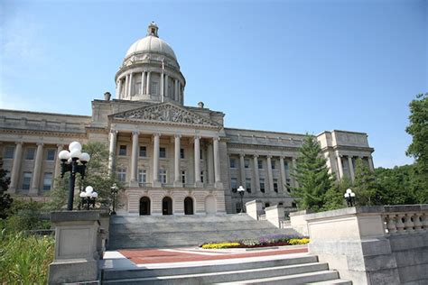 Kentucky county clerk defies court order to issue marriage licenses ...