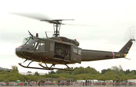 Les hélicoptères «Huey» de Bell Textron, le cheval de bataille de l ...