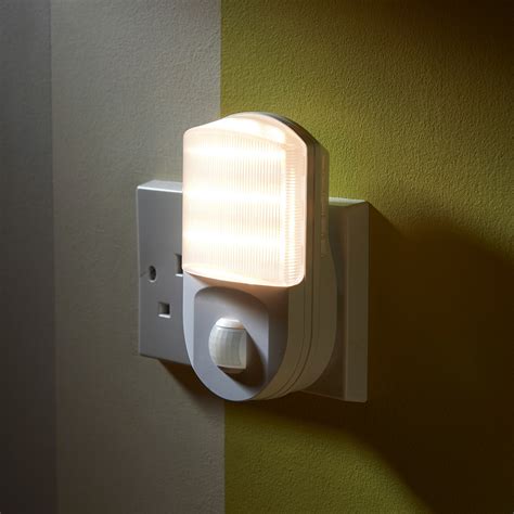 Super Bright Plug In PIR Motion Sensor LED Night Light - Auraglow LED ...