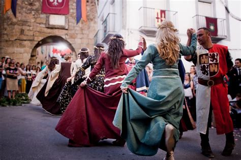 Medieval dance by Jose María Adrover Montemayor, via 500px | Danza