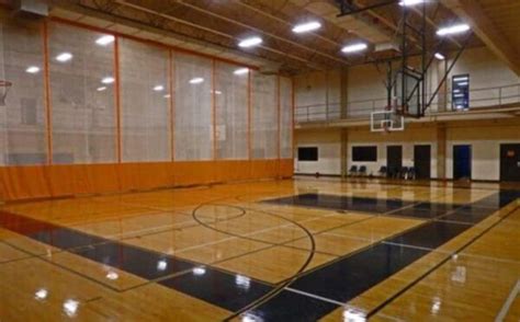 7 Best Gyms With Basketball Courts: Costs & Availability ...