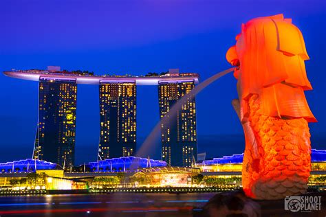 Merlion fountain and Marina Bay Sand twilight, Singapore | Shoot Planet