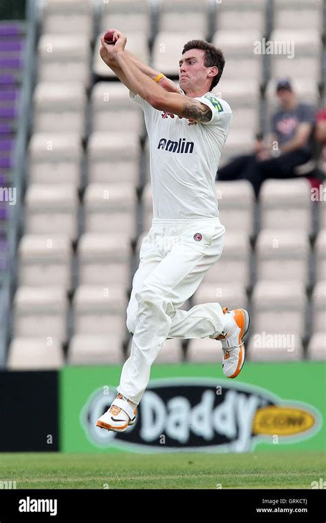 Reece Topley in bowling action for Essex - Hampshire CCC vs Essex CCC ...