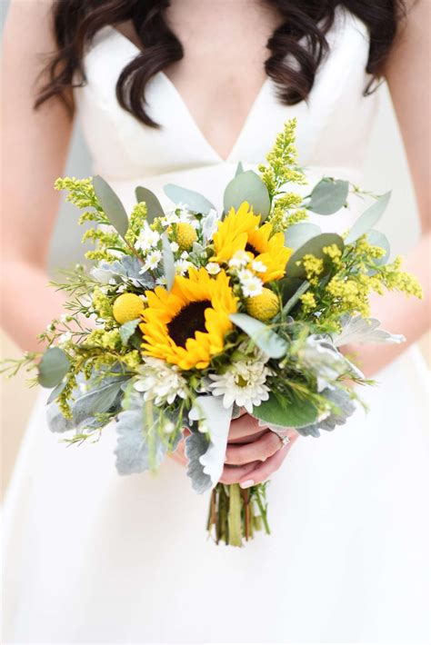 22 Sunflower Wedding Bouquets to Brighten Your Big Day