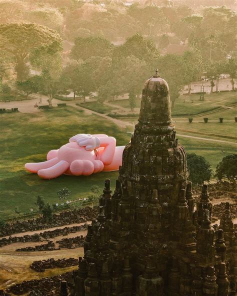 Sejarah Singkat KAWS Holiday Bersanding Candi Prambanan Yang Ekostis