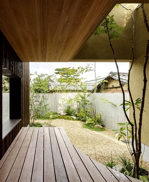 Japan Micro House with Small Zen Garden - InteriorZine