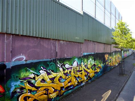 West Belfast Peace Wall, Cupar Way © David Dixon cc-by-sa/2.0 ...