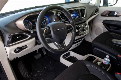 2020 Chrysler Voyager Specs, Price, MPG & Reviews | Cars.com