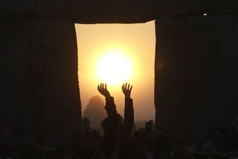 All hail the rising sun! Stonehenge welcomes 8,000 visitors for the ...