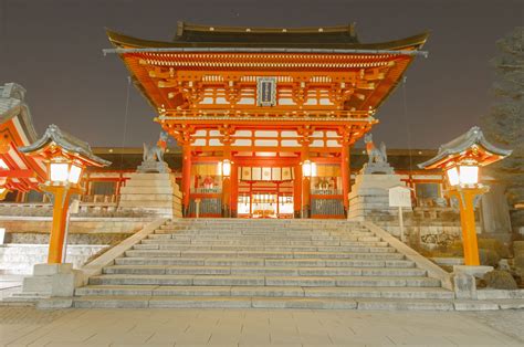 Entrance of the Fushimi Inari Shrine, in the late of night [OC ...