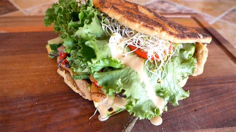 Grilled Veggie Flatbread Sandwich - V & GF | Sándwich de Pan Plano de ...