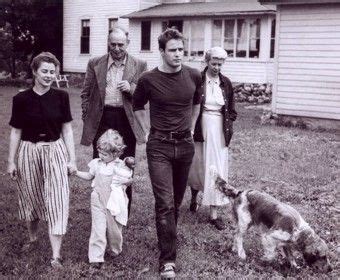 Marlon Brando Photo: Marlon with his family | Marlon brando, Marlon ...